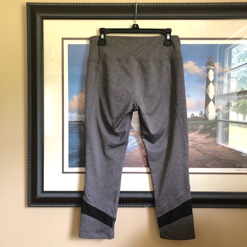 SOLD 🔴 Reebok Capri leggings - Picture 3 of 5